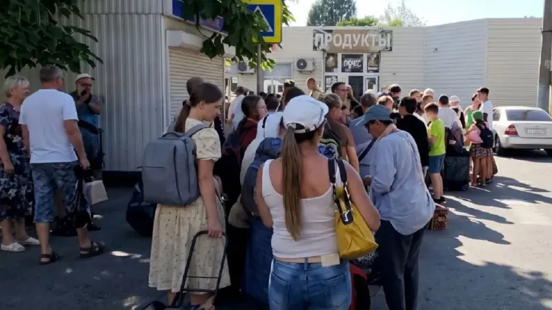 Огромные очереди выстроились у железнодорожного вокзала Новороссийска