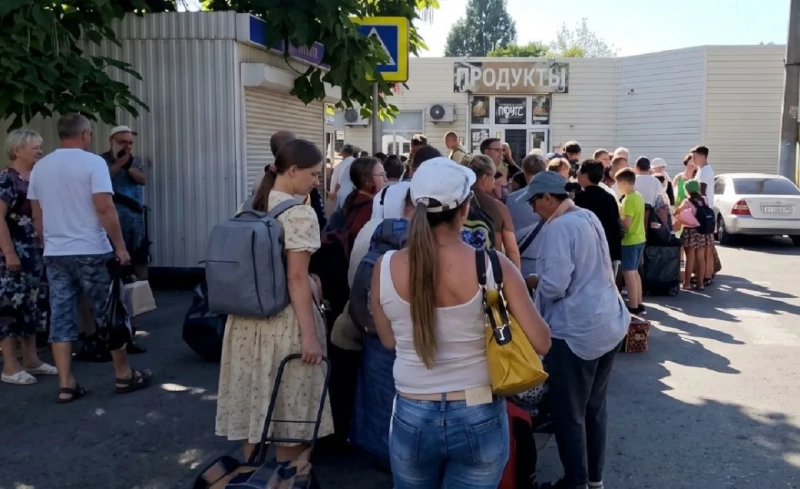 Огромные очереди выстроились у железнодорожного вокзала Новороссийска