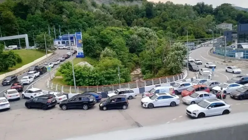 В Сочи засняли гигантские очереди на автозаправках