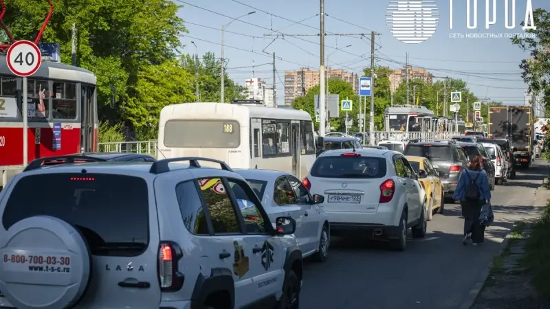 Семибалльные пробки в Краснодаре после перекрытия выездов силовиками