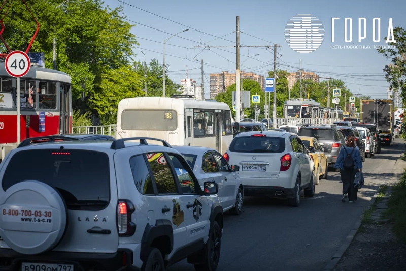 Семибалльные пробки в Краснодаре после перекрытия выездов силовиками
